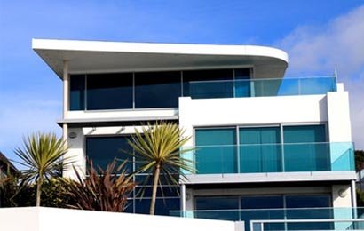 HOLDING A PROPERTY IN DUBAI